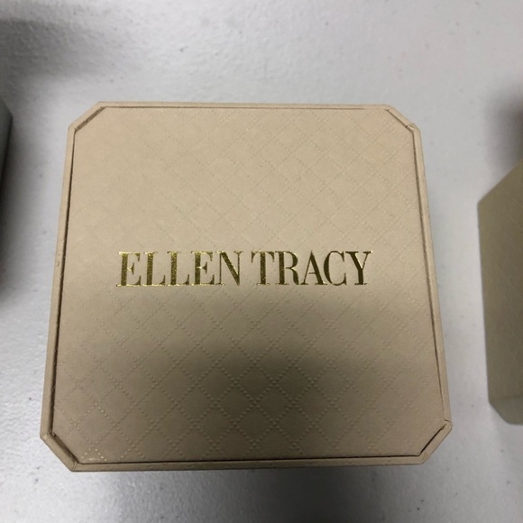 Women watch - Picture 2 of 2